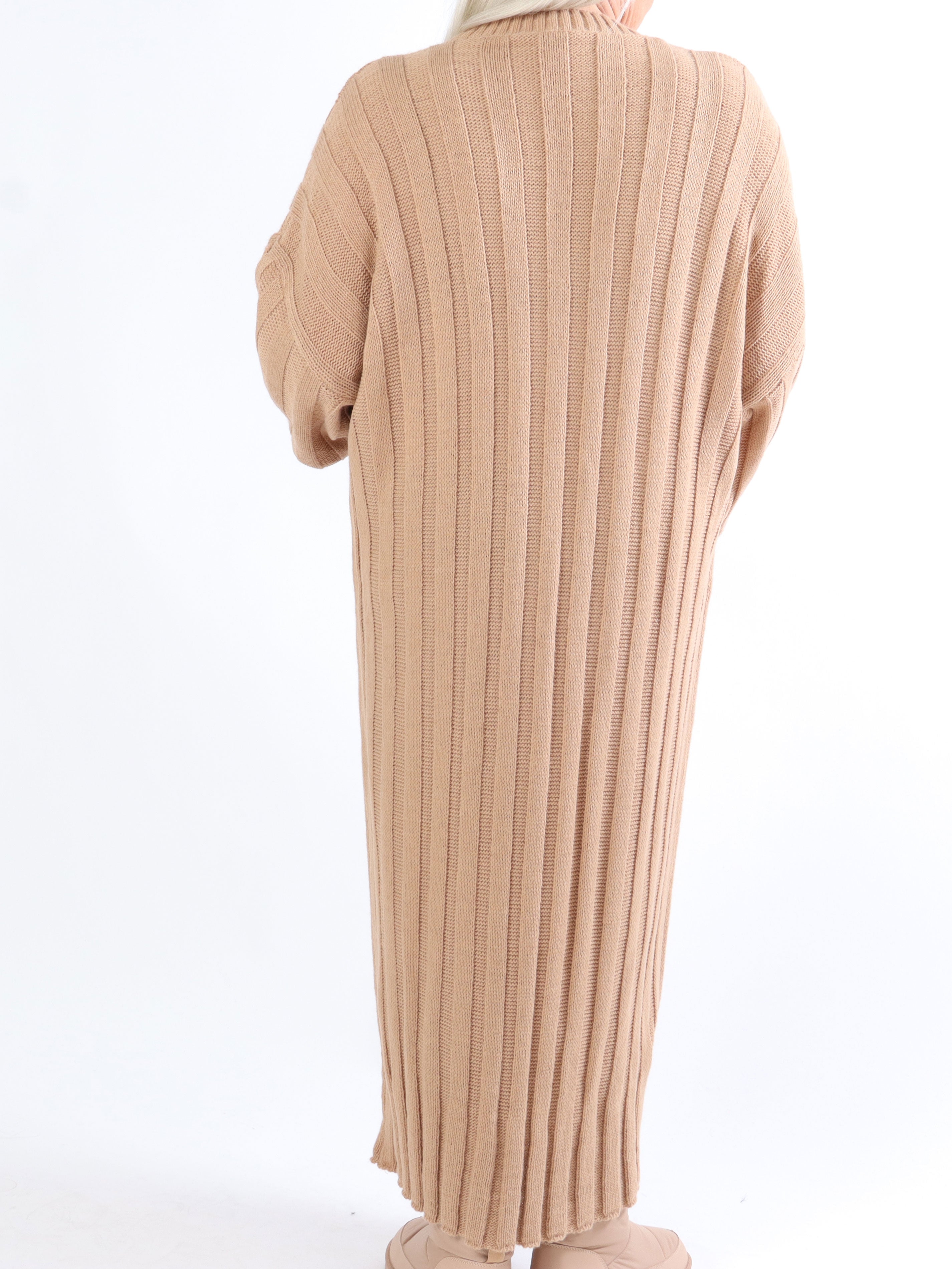 Ava - Lång plus size stickad klänning med ballongärmar